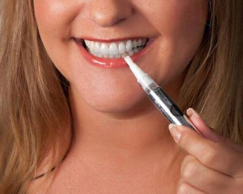 Sử dụng bút tẩy trắng răng Dazzling White dễ dàng mỗi ngày để đem lại hàm răng trắng sáng