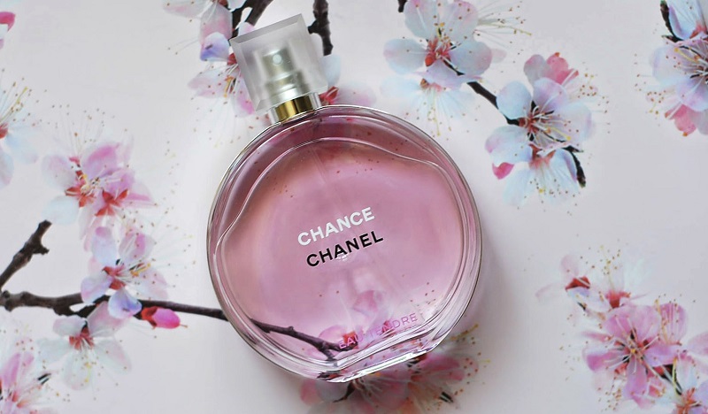 Nước hoa Chanel Chance Eau Tendre là sự hòa quyện của hương hoa cỏ và hương trái cây