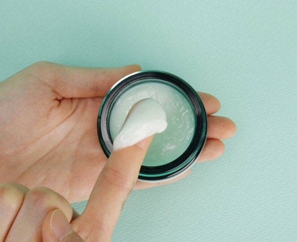 Kết cấu kem có dạng gel ẩm, hấp thụ vào da nhanh chóng, không gây bết dính